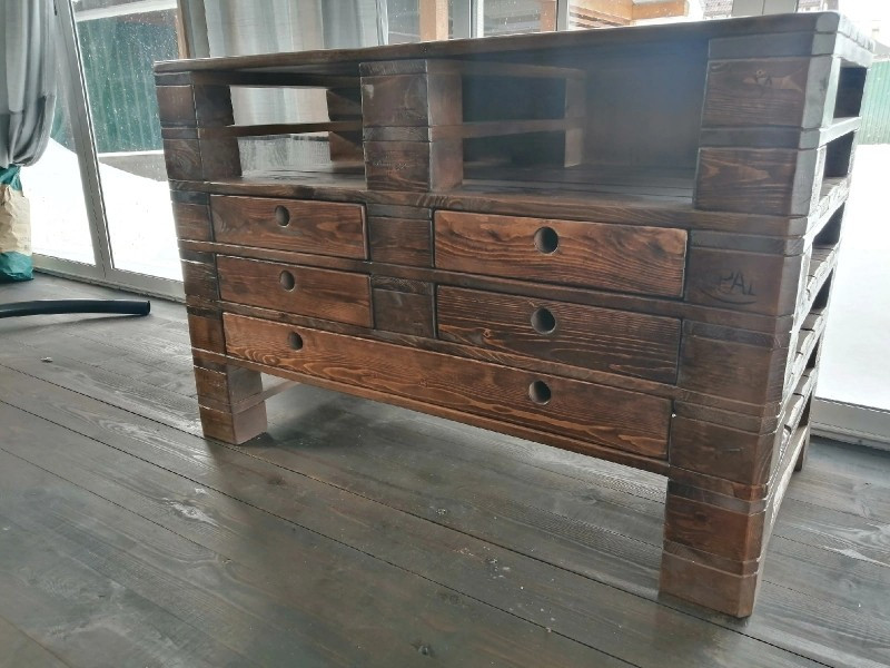 Зручний диван з дерев'яних піддонів для відпочинку на терасі своїми руками