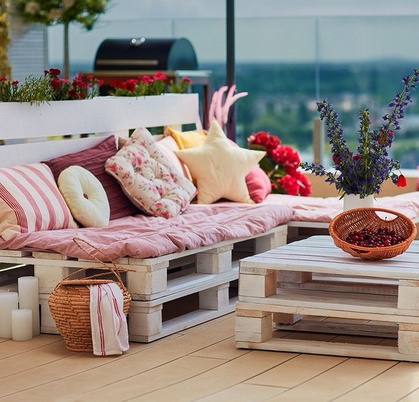 Диван з палет: чудовий приклад DIY меблів для затишного дому.