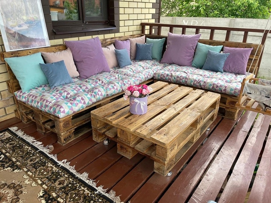 Диван з піддонів: ідеальне рішення для створення бюджетного та стильного інтер'єру.