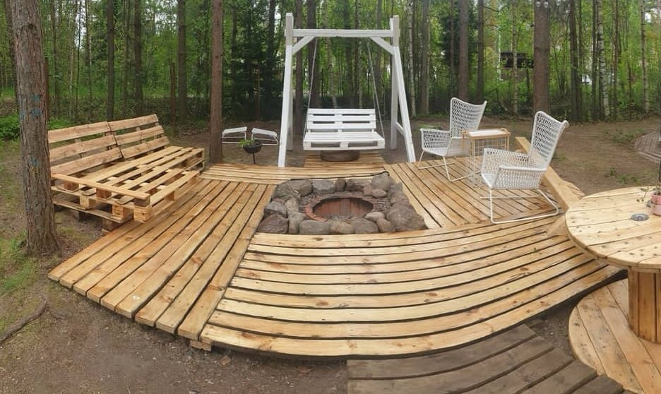 Зручний та стильний диван з піддонів: створіть свій оазис відпочинку