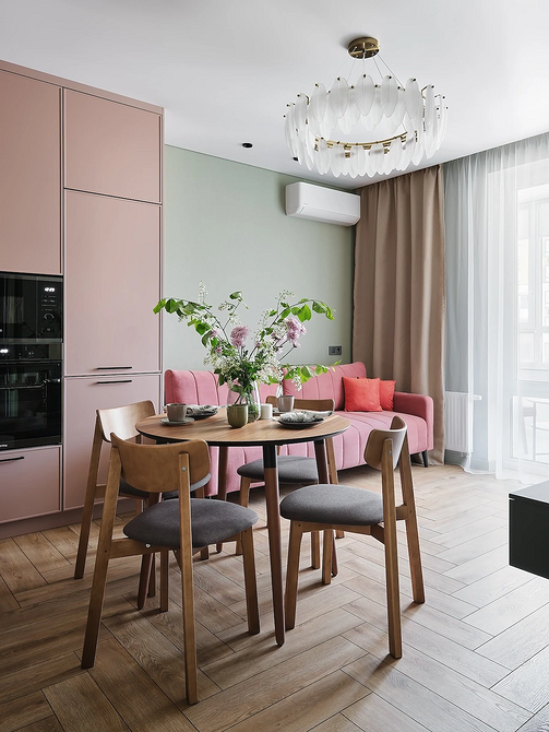 Практичний кухонний диван з вбудованим місцем для зберігання речей – оптимальне рішення для маленької кухні.