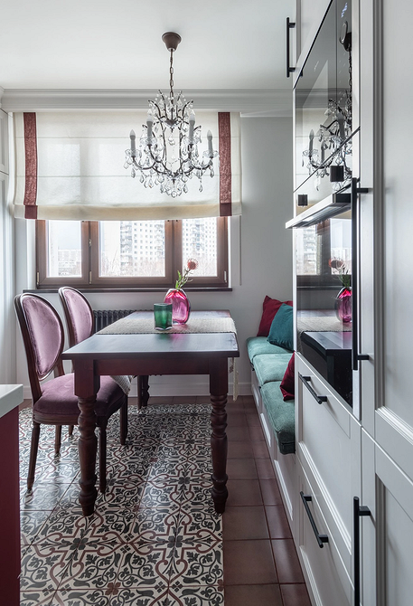 Кутовий кухонний диван максимально ефективно використовує простір та забезпечує комфортне розміщення для всієї родини.