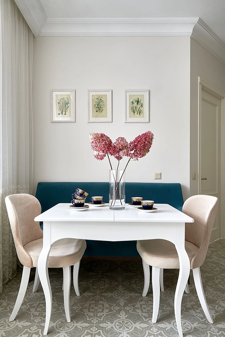 Зручний кухонний диван з дерев'яними елементами – це поєднання комфорту, практичності та природної краси.