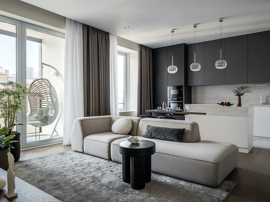 Монохромна вітальня: сірий диван, декоративні подушки, плавні лінії в дизайні інтер'єру.