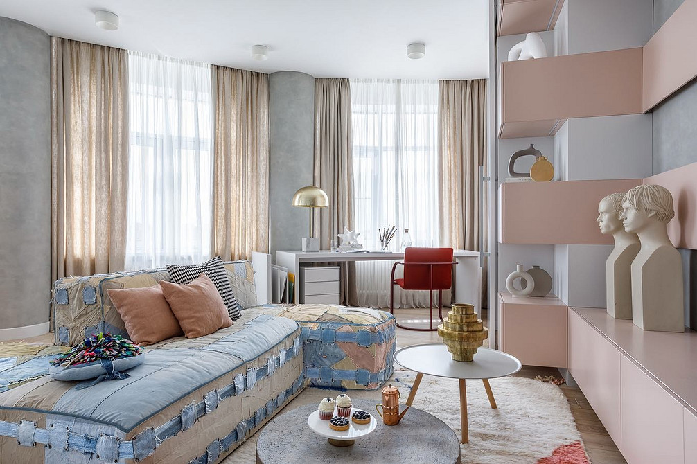 Фото затишної вітальні з великим диваном, м'які меблі для комфортного відпочинку.