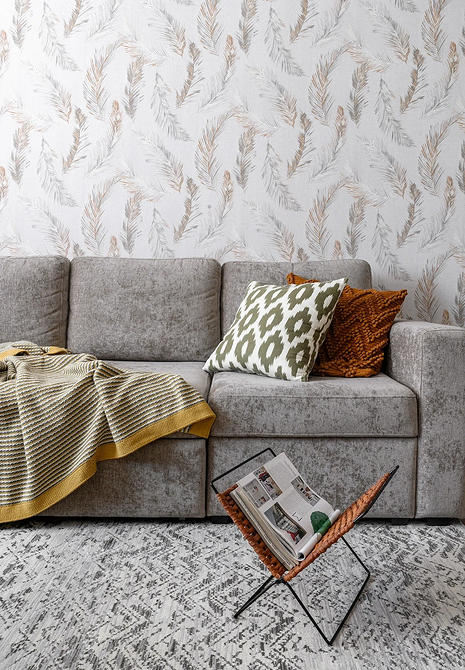 Комфортабельний диван з подушками в вітальні, ідеальний вибір оббивки для відпочинку.