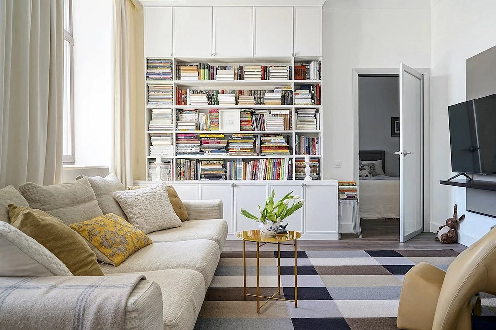 Комфортний монохромний диван в сучасній вітальні з акцентом на відпочинок.