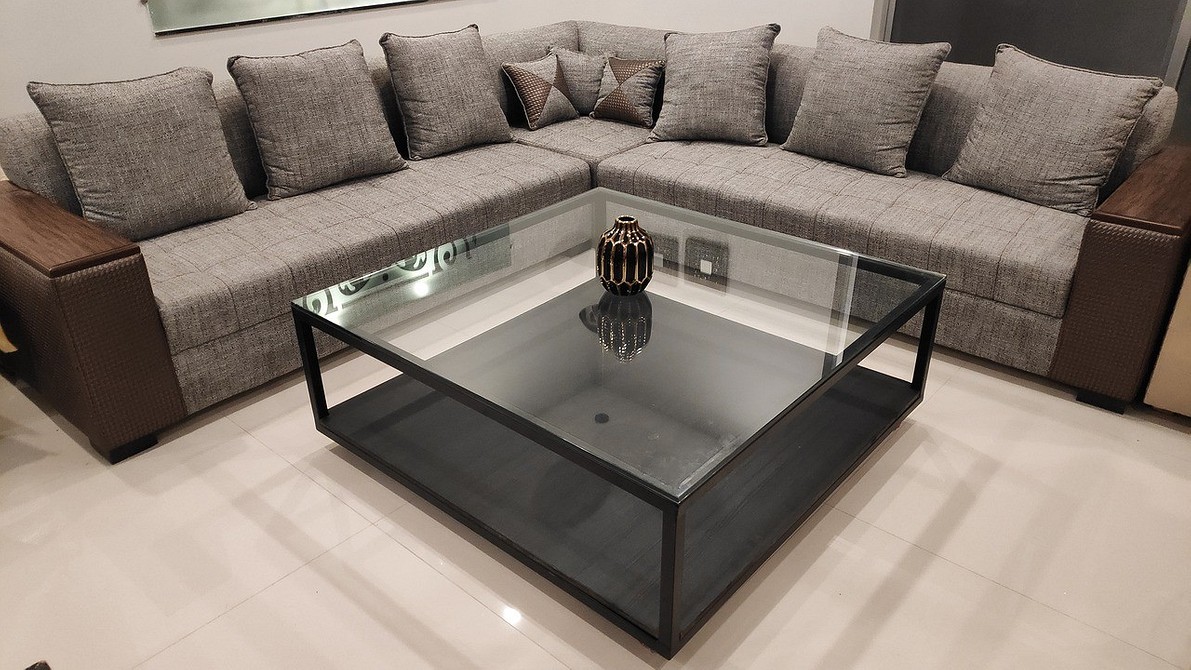 Текстурний диван 2026 Темний диван 2026 з подушками різних текстур і кольорів.