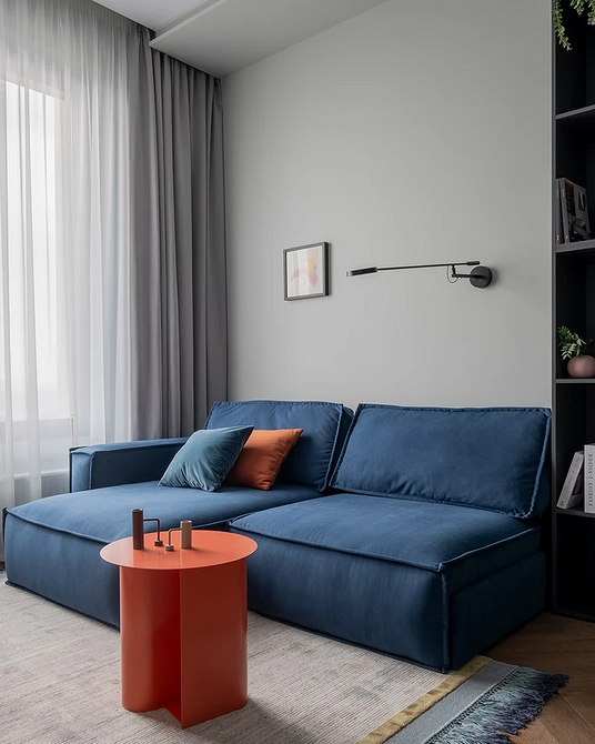 Дизайн вітальні 2026: великий кутовий диван з подушками для максимального комфорту.