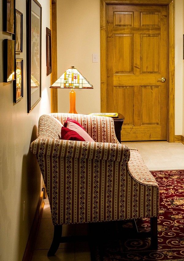 Темний диван 2026 Елегантний темний диван 2026 в сучасній вітальні з подушками.