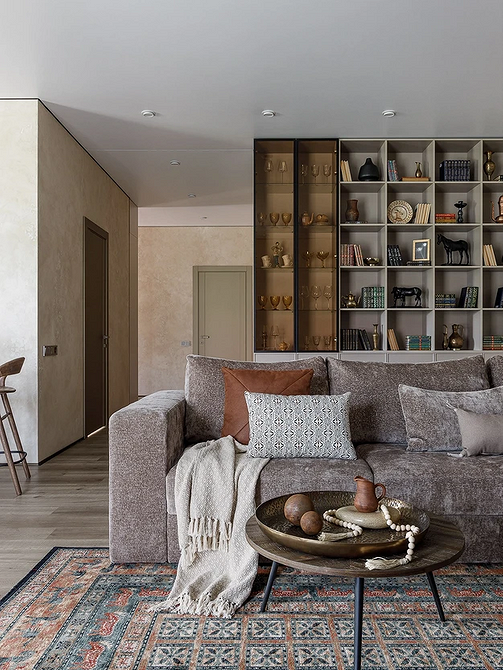 Сучасний диван з геометричним принтом у вітальні 2026: стильний акцент в інтер'єрі.