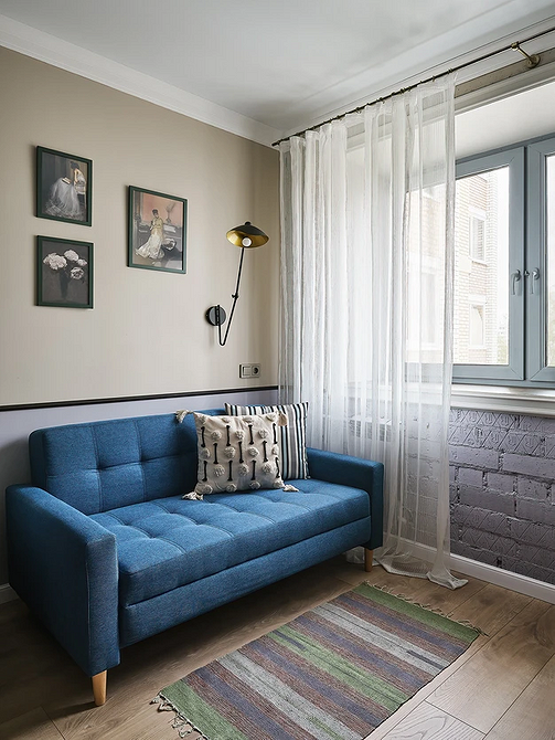 Диван і камін Вітальня з темним диваном та каміном: оббивка для затишної атмосфери