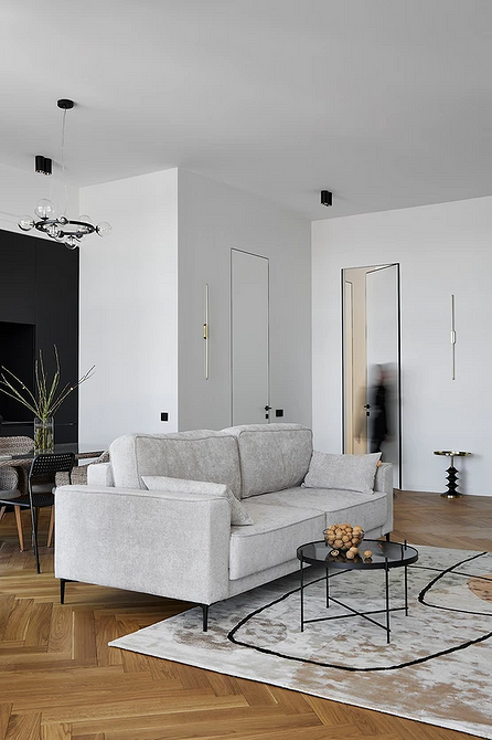 Темний диван з різнокольоровими декоративними подушками: кутові дивани для великої родини.