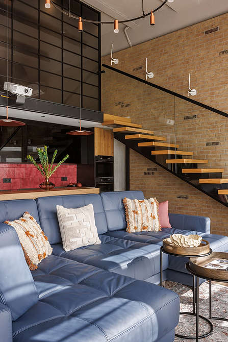 Елегантність: темний диван Елегантний темний диван: вибір оббивки для інтер'єру з акцентною стіною