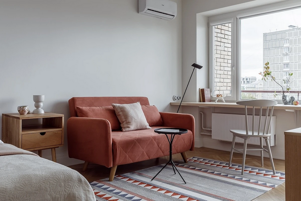 Світла вітальня з контрастним темним диваном: як обрати диван у 2026 році.