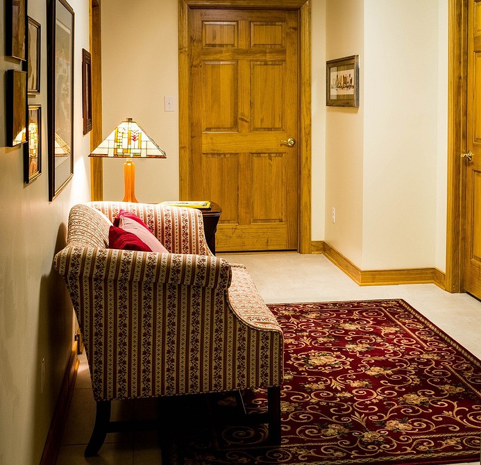 Затишний диван 2026 Темний диван 2026 з глибокою посадкою в інтер'єрі з рослинами.