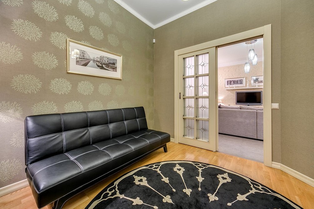 Мінімалізм 2026 Стильний темний мінімалістичний диван 2026 з дерев'яними ніжками.