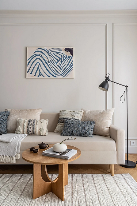 Стильний темний велюровий диван з геометричним килимом: як вибрати диван у 2026.