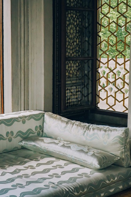 Оксамит 2026 Темний оксамитовий диван 2026 з яскравими акцентами в інтер'єрі.