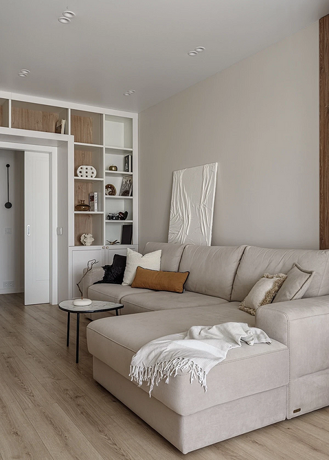 Модні дивани 2026: світлі, яскраві та темні відтінки для стильної вітальні.