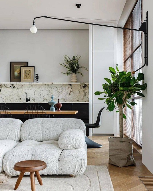 Модний диван смарагдового кольору у вітальні 2026: колір, стиль, комфорт в інтер'єрі.