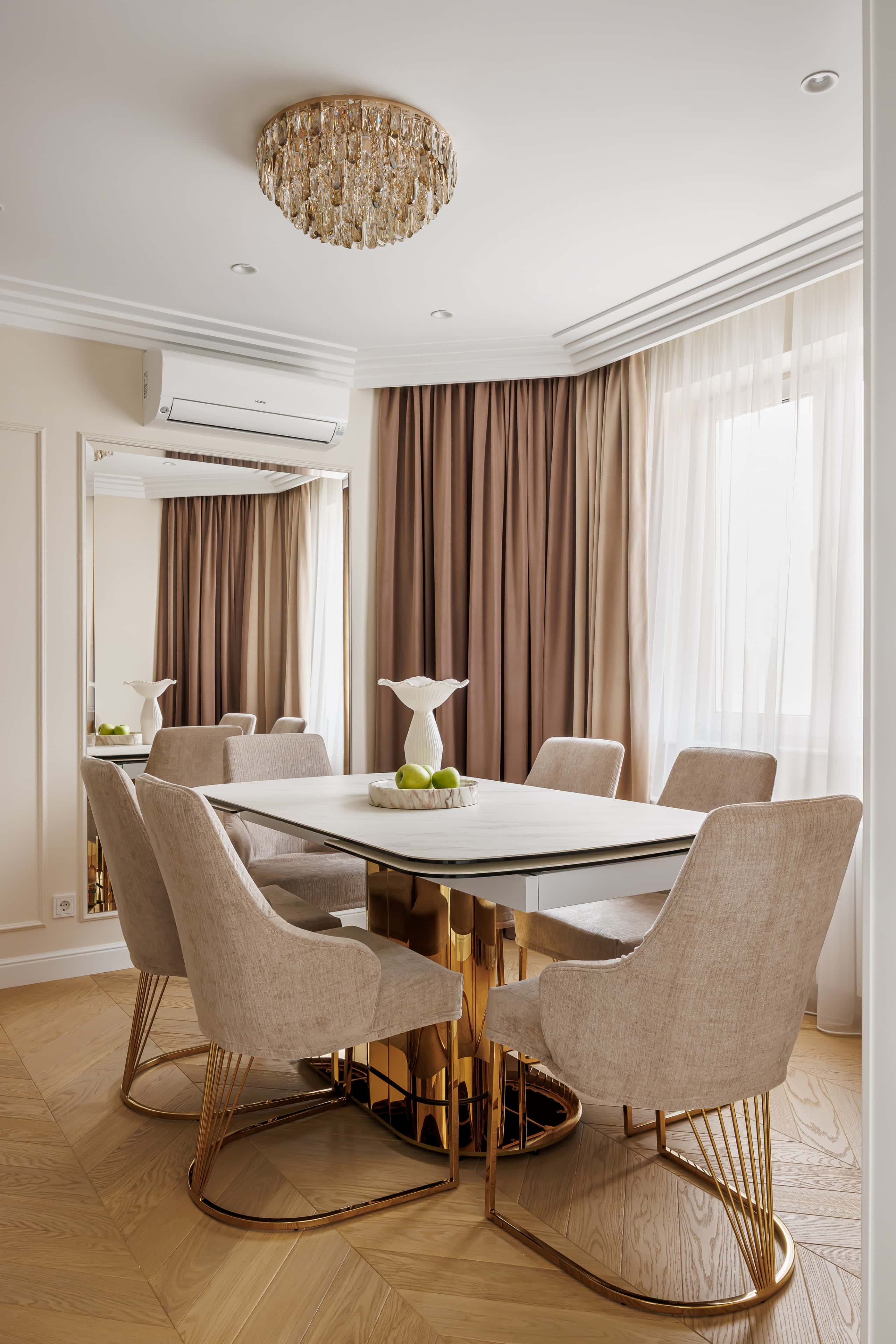 Елітний дизайн вітальні: камін, м'які меблі, панорамні вікна, розкішний вид.