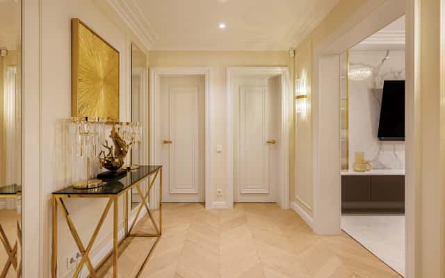 Ексклюзивний дизайн спальні: велике ліжко, приглушене світло, елегантний декор.