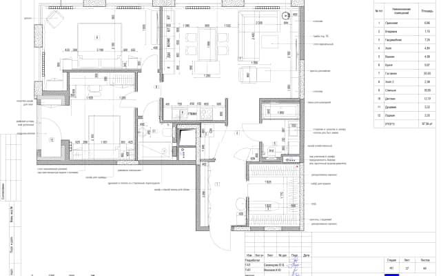 Сучасний дизайн ванної кімнати з великим дзеркалом та світлою плиткою на стінах.