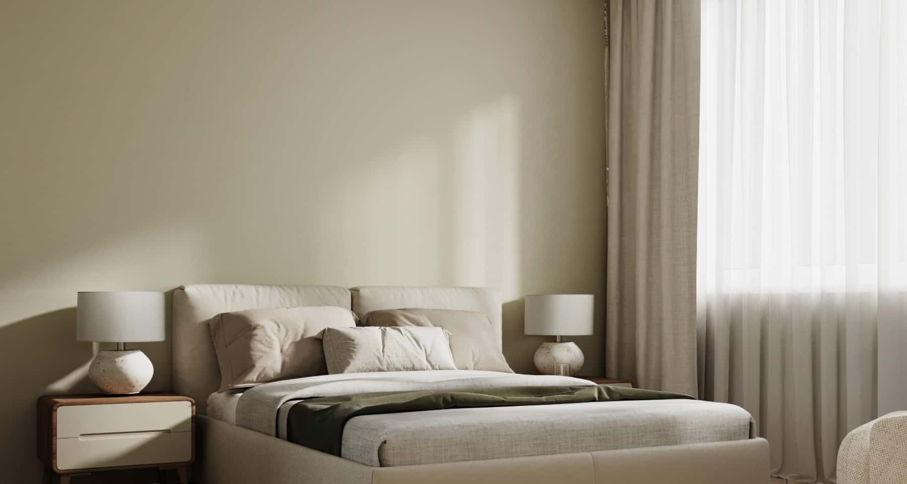 Інтер'єр трикімнатної квартири: вітальня з зручним диваном та декоративними подушками.