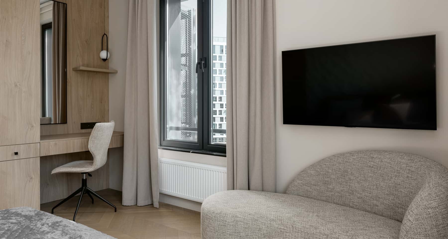 Затишна трикімнатна квартира 2026 з використанням природних матеріалів та монохромної палітри.