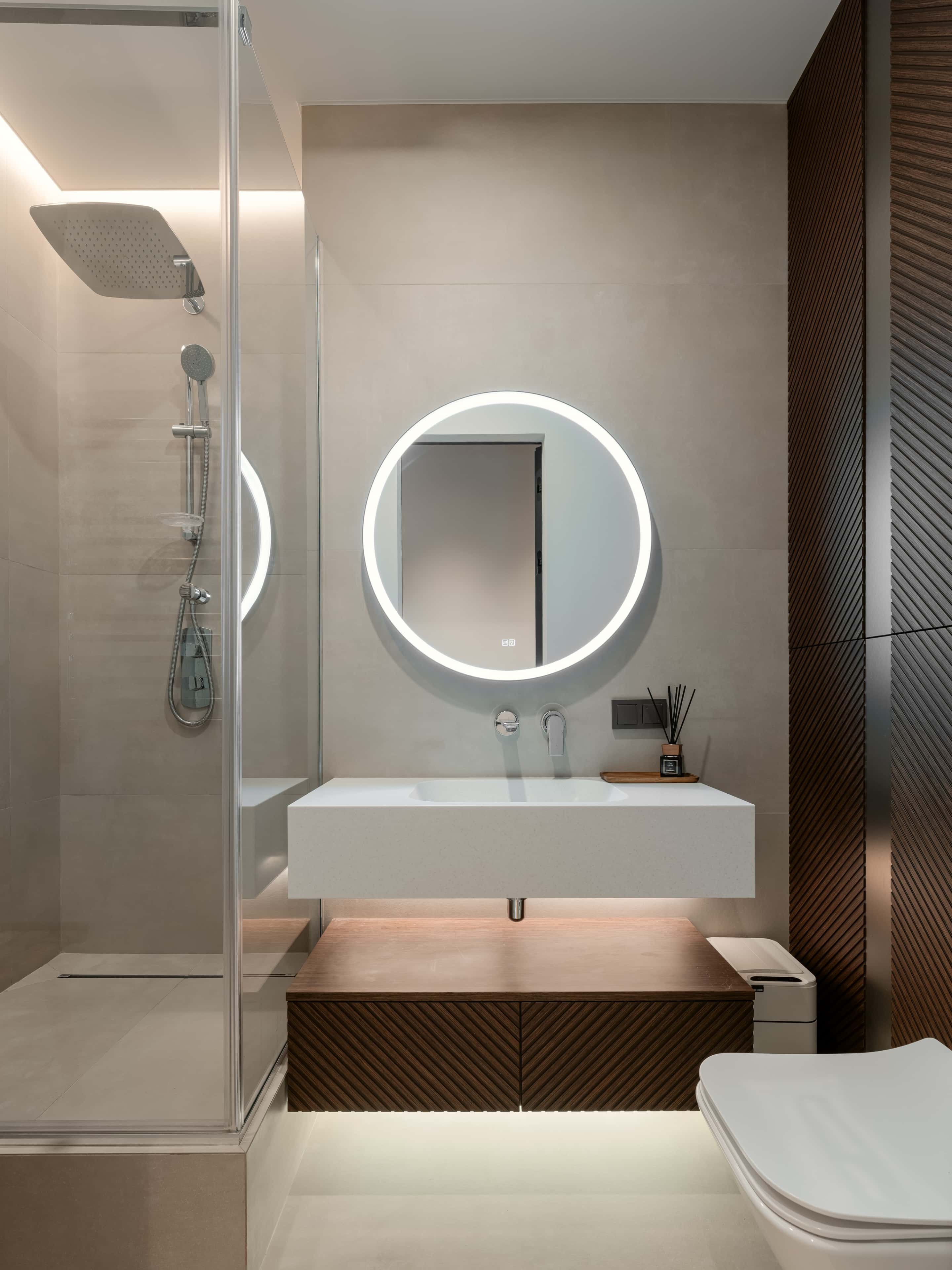 Функціональний мінімалізм у дизайні трикімнатної квартири 2026 з багатофункціональними меблями.