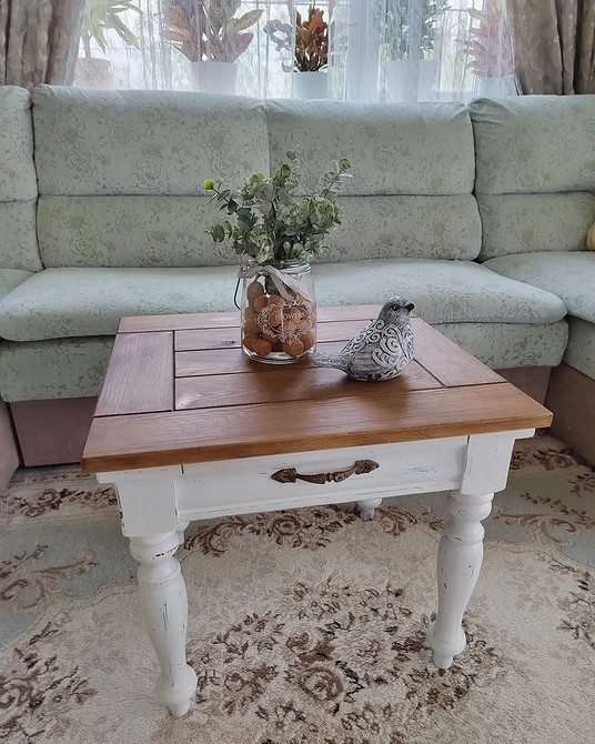 Яскравий приклад оновлення старого комода: реставрація меблів для маленької квартири, фіолетовий акцент.