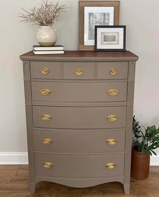 Реставрація тумбочки: перетворення меблів для спальні, оновлення інтер'єру кімнати.