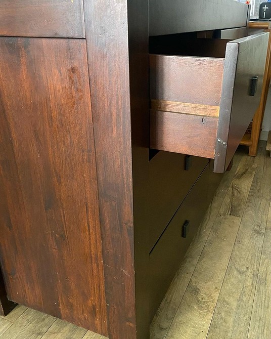 Реставрація старої шафи: перетворення меблів та оновлення інтер'єру в стилі DIY.