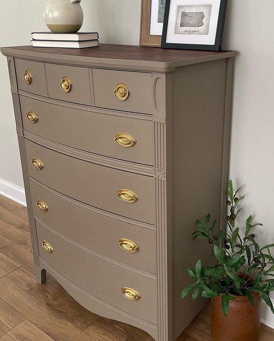 Відновлення старого дивану: переробка меблів для оновлення вітальні, реставрація.