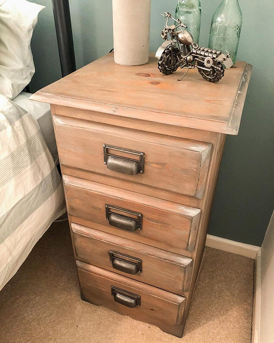 Реставрація старого стільця: відновлення дерев'яного каркасу та оновлення оббивки.