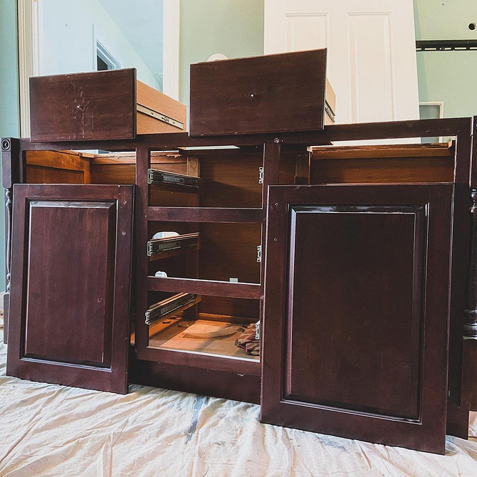 Фарбування та декорування старого столу: приклад перетворення меблів унікальним способом.