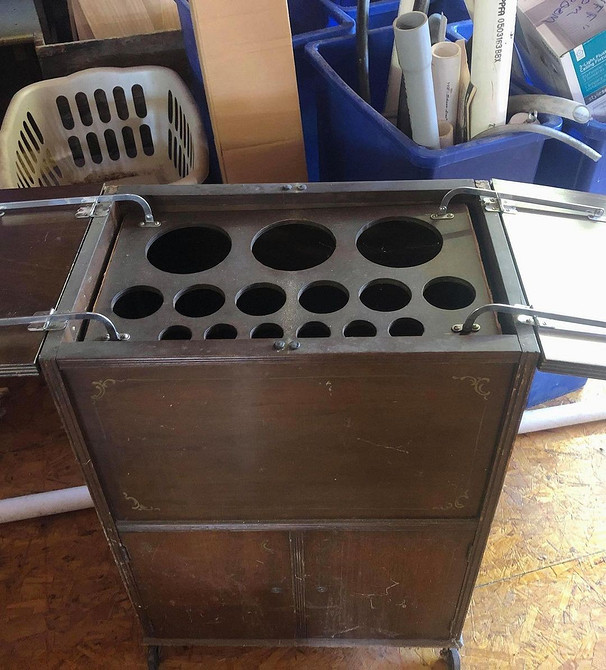 Реставрація комоду: приклад перетворення меблів своїми руками, вигляд до та після декорування.