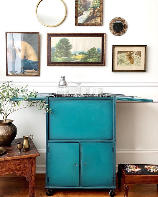 Реставрація ліжка: перетворення старих меблів, вигляд до і після оновлення дизайну.