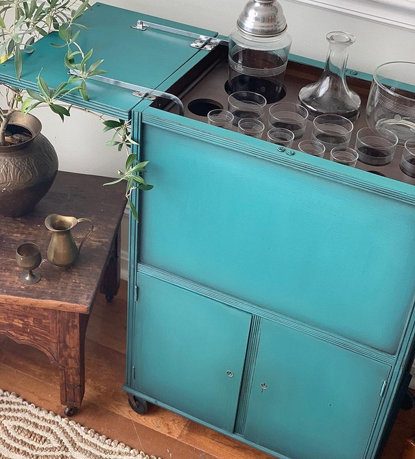 Приклад оновлення буфету: реставрація старовинних меблів, порівняння до і після.