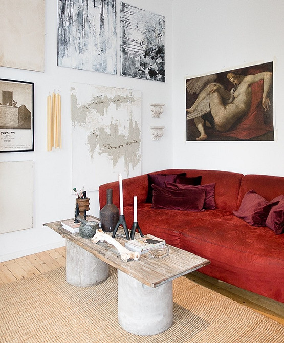 Центр притягання вітальні Вітальня з яскравим диваном, що слугує колірним акцентом і центром притягання.