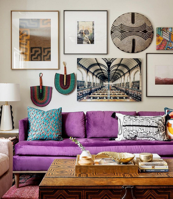 Фіолетовий диван: розкіш Яскравий диван фіолетового кольору як колірний акцент у сучасній вітальні.