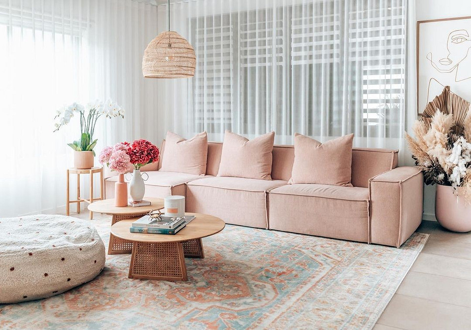 Сучасний зелений диван Стильний яскраво-зелений диван як колірний акцент у мінімалістичному інтер'єрі.