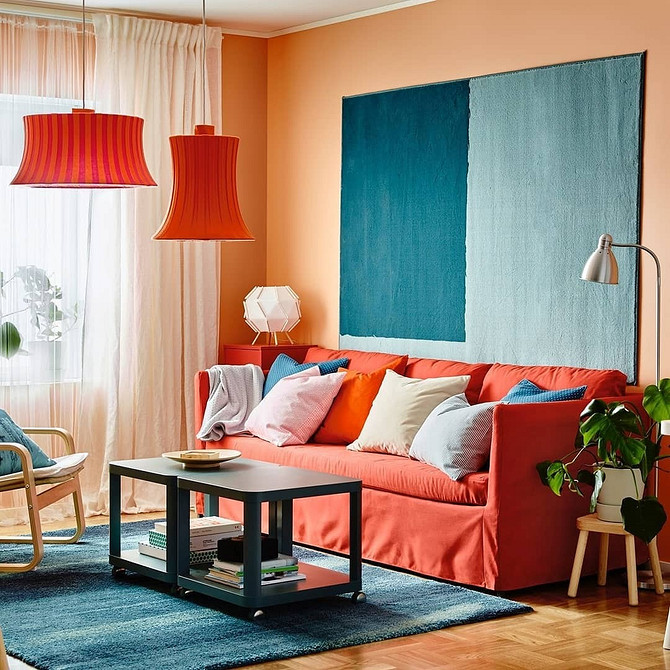 Рожевий диван Рожевий диван у вітальні, елегантний колірний акцент сучасного стилю.