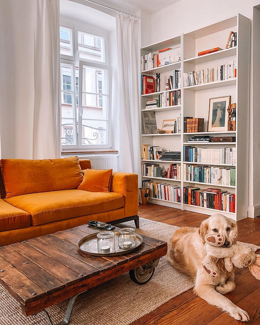 Диван, що дарує настрій Приклад вдалого використання яскравого дивану в дизайні інтер'єру, що дарує настрій.