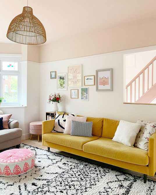 Диван: колір життя Яскравий диван у вітальні, що доповнює сучасний стиль інтер'єру.