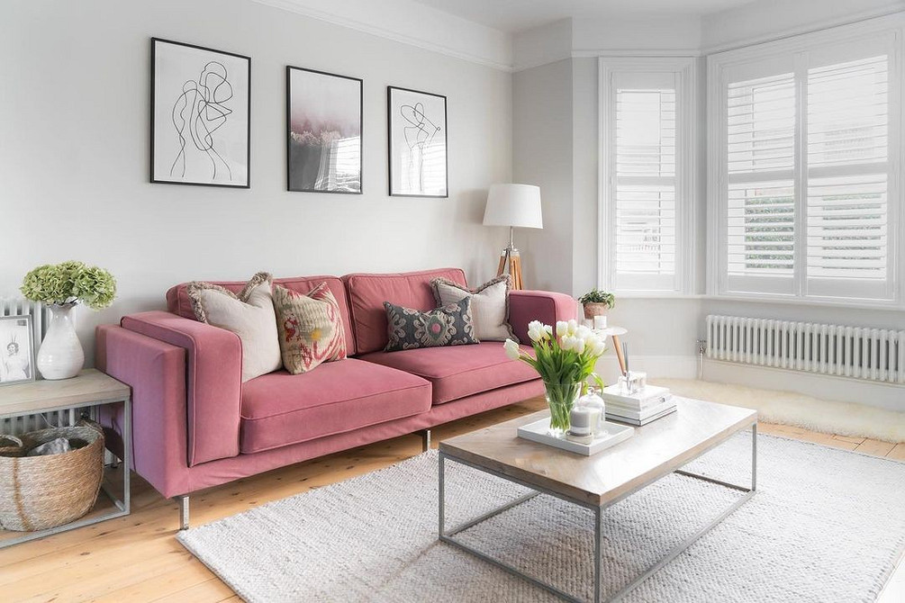 Бузковий диван Бузковий диван у стильному інтер'єрі, що додає елегантності.