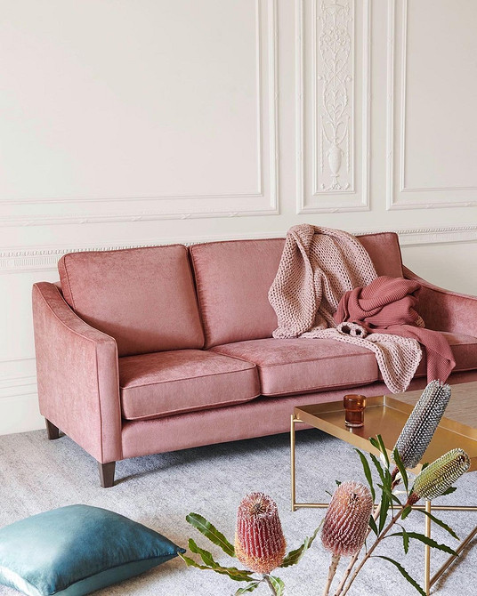 Помаранчевий диван Яскравий помаранчевий диван в сучасному інтер'єрі, як колірний акцент.