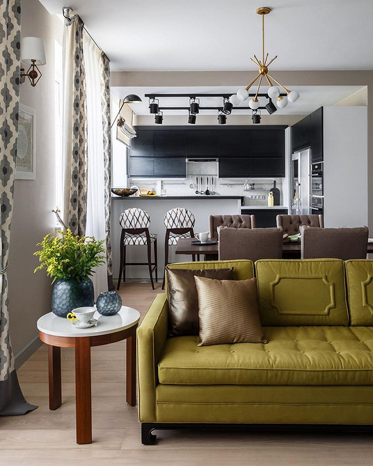 Зелений диван: стильно Сучасний інтер'єр з яскраво-зеленим диваном, що виступає як колірний акцент.