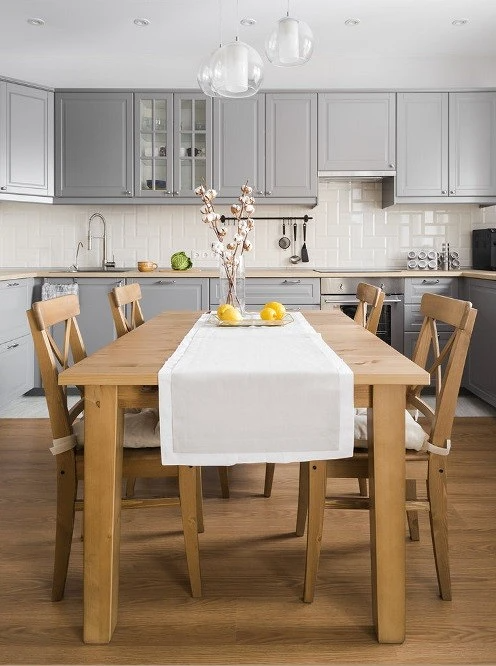 Меблі для маленької квартири: компактний диван та крісло в яскравих кольорах в невеликій кімнаті.